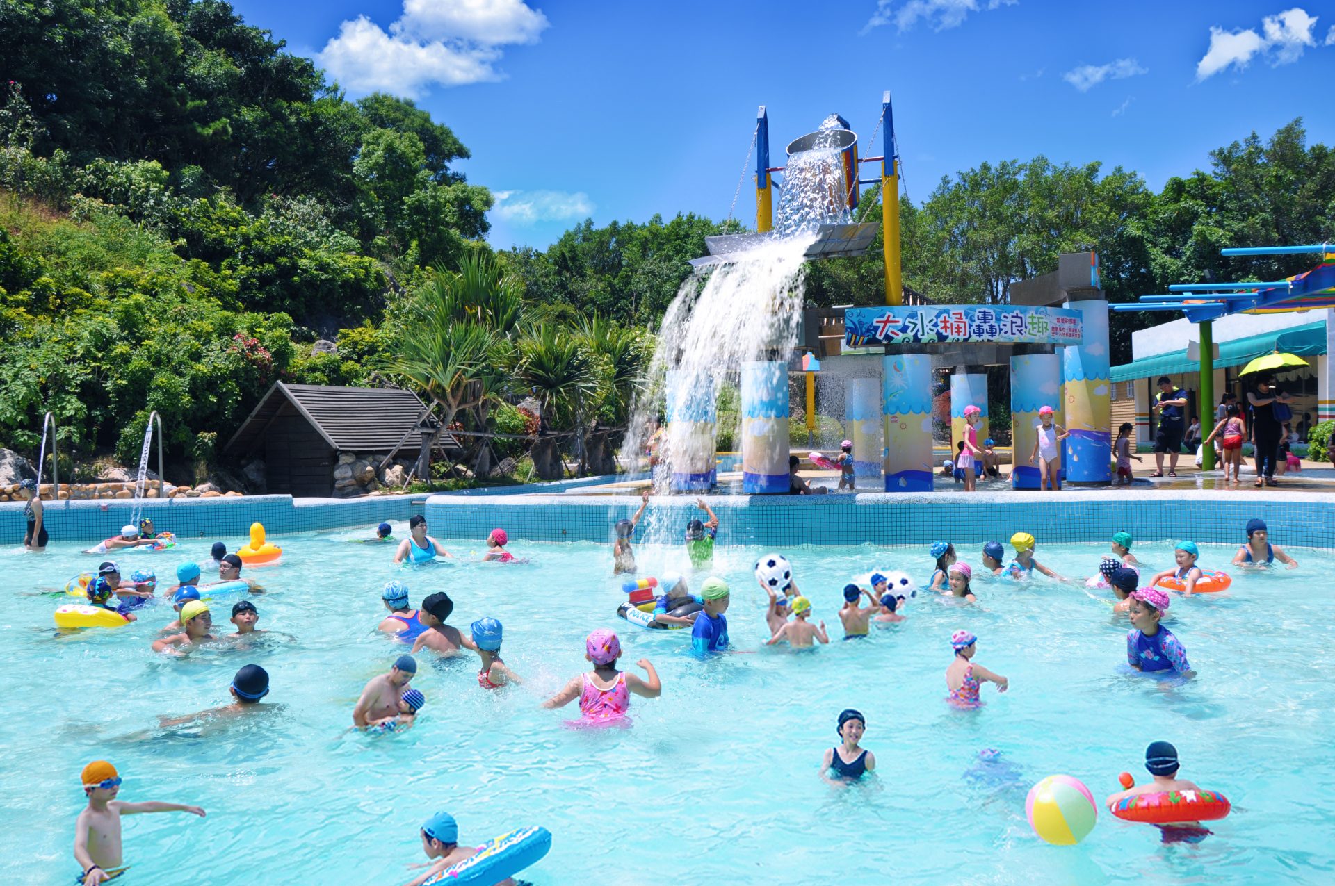 一邊玩樂園、一邊露營，親子旅遊怎麼安排最好玩？