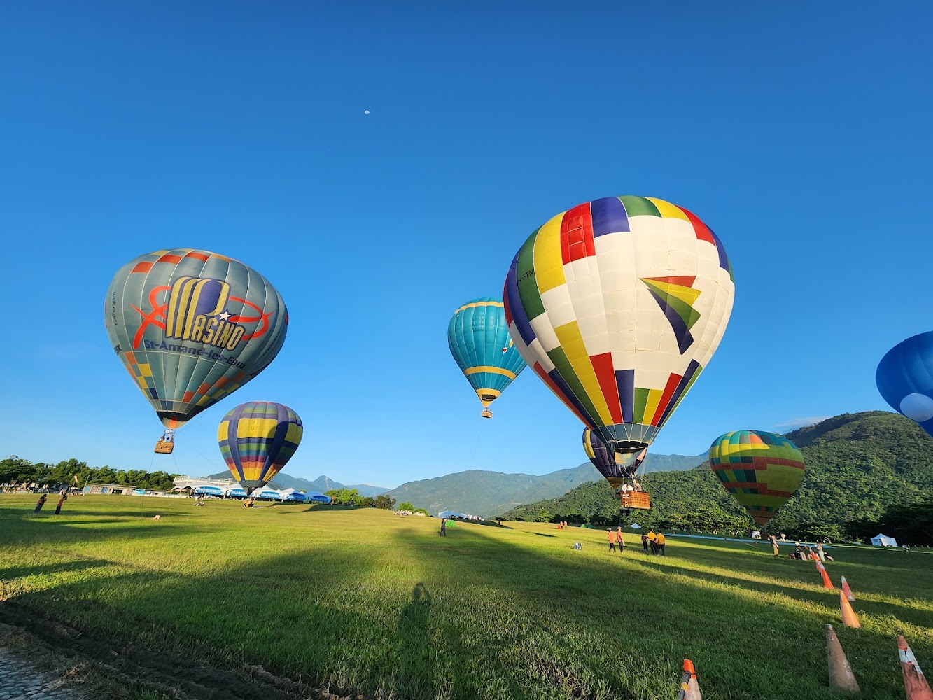 台東鹿野熱氣球草地美食｜探索台東熱氣球：鹿野高台上的絕美體驗