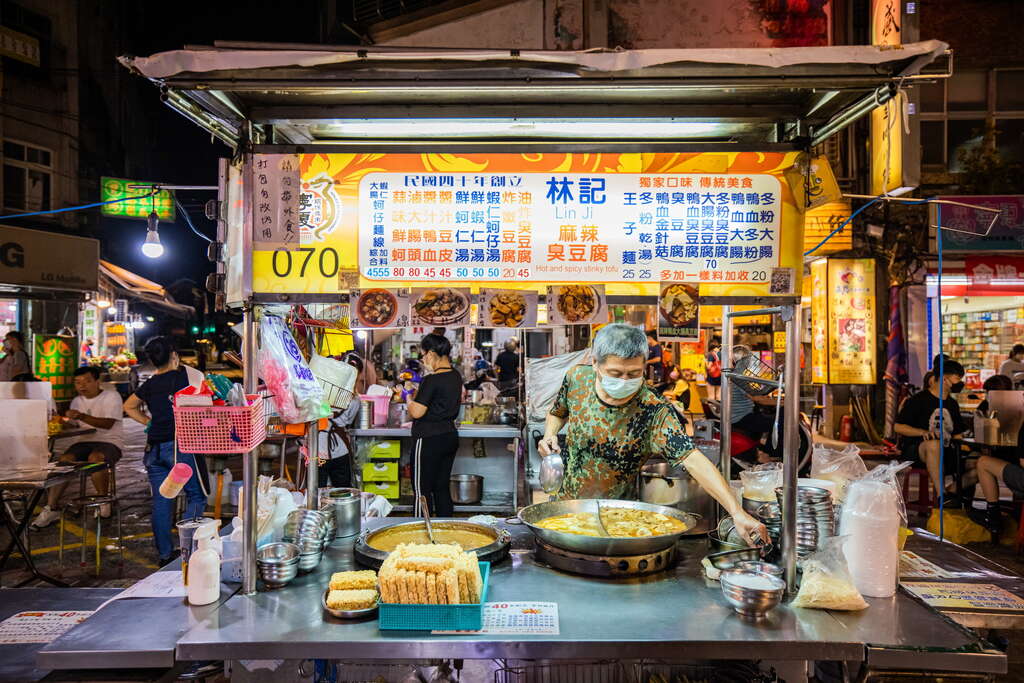 寧夏夜市周邊交通便利，步行即可抵達捷運站