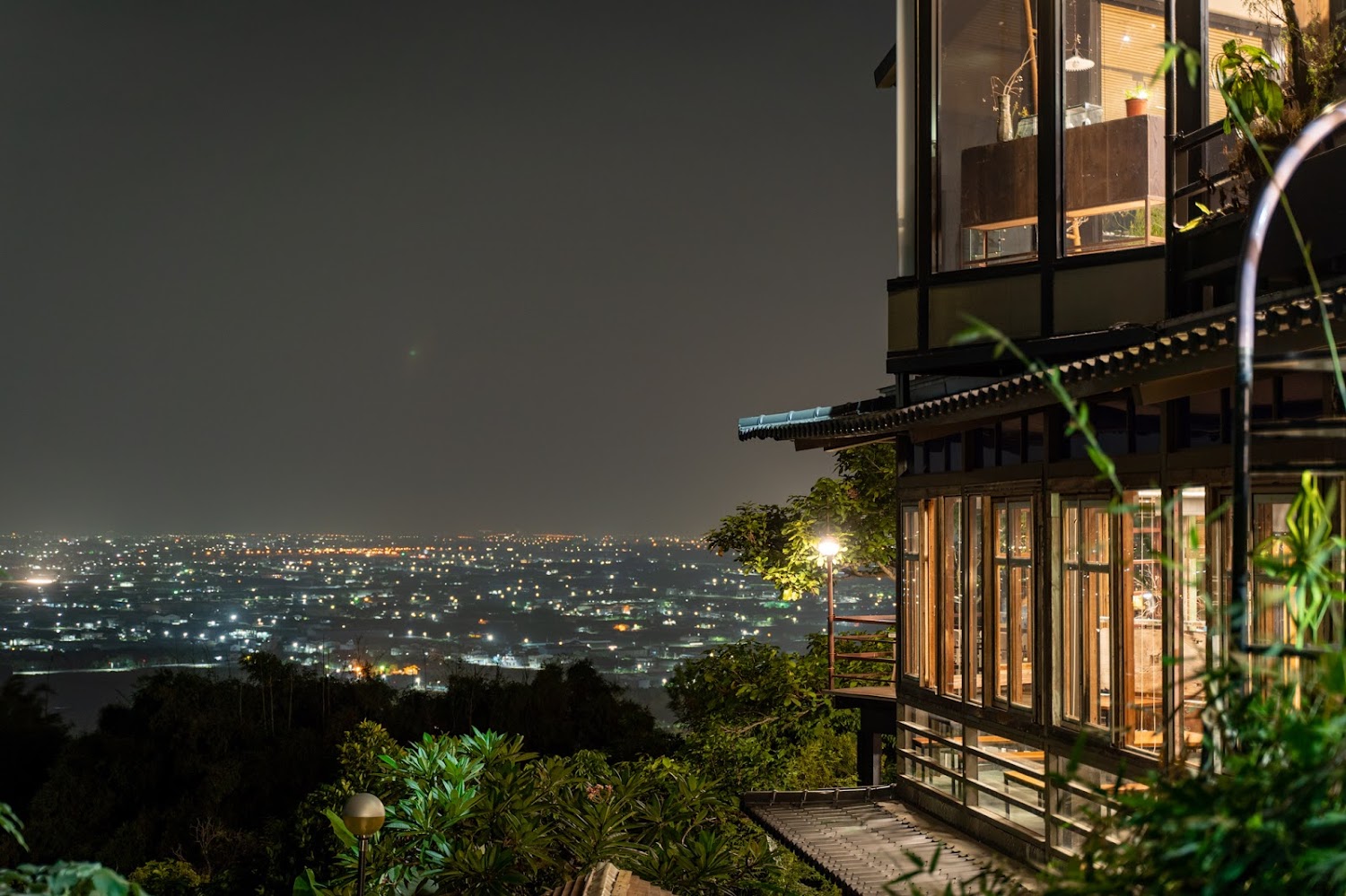 壽山情人觀景台｜高雄夜景必看：坐看雲起時人文空間帶你體驗浪漫氛圍