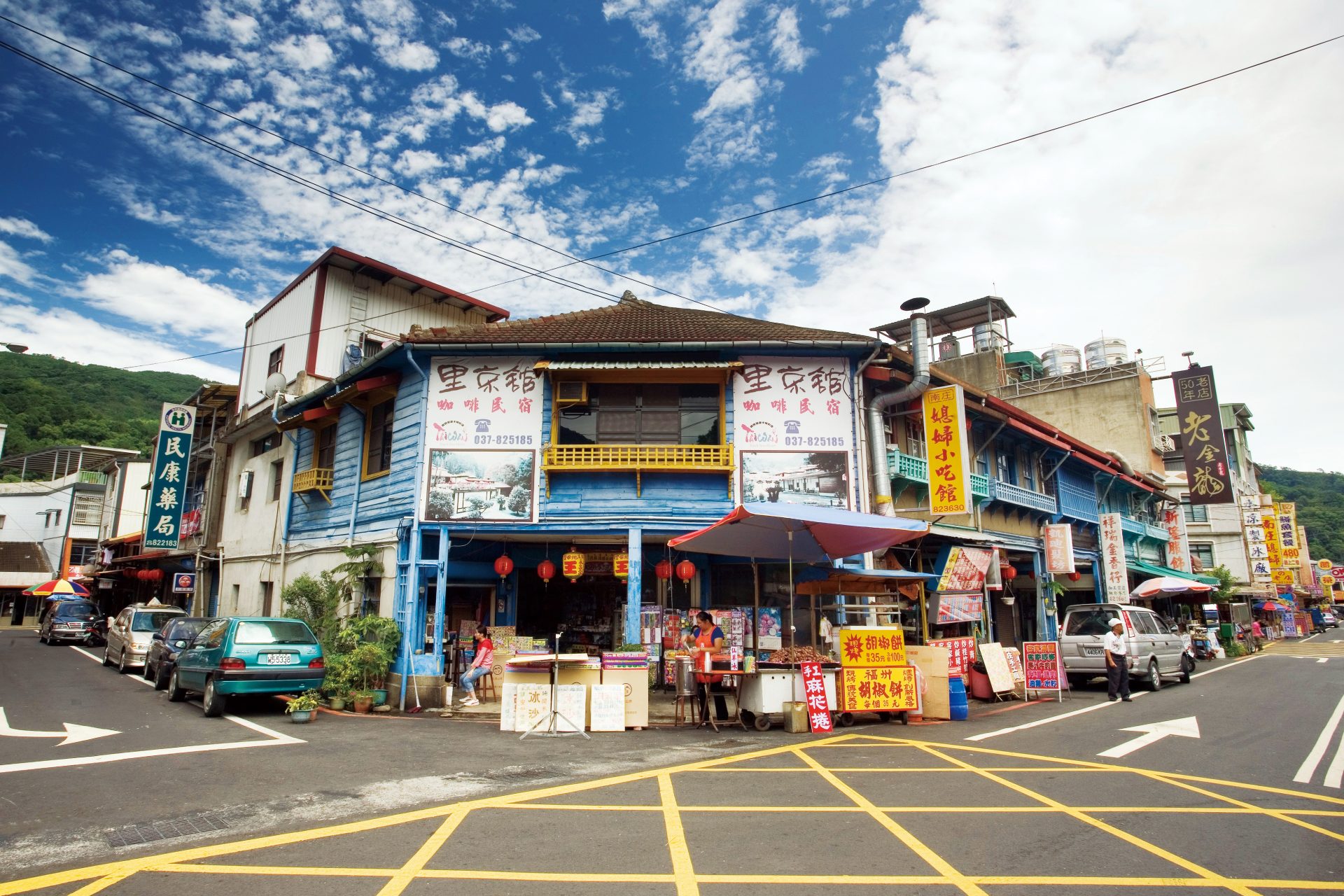 南庄老街融合客家文化與日式歷史建築，是山城最有味道的一段路。