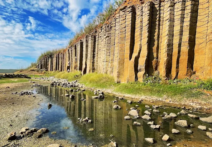 在澎湖西嶼迎著海風走進玄武岩與夕陽之間，一天剛剛好慢下來