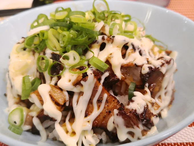 「台中佐原拉麵的人氣炙燒叉燒飯，搭配美乃滋、蔥花與香濃醬汁的日式丼飯」
