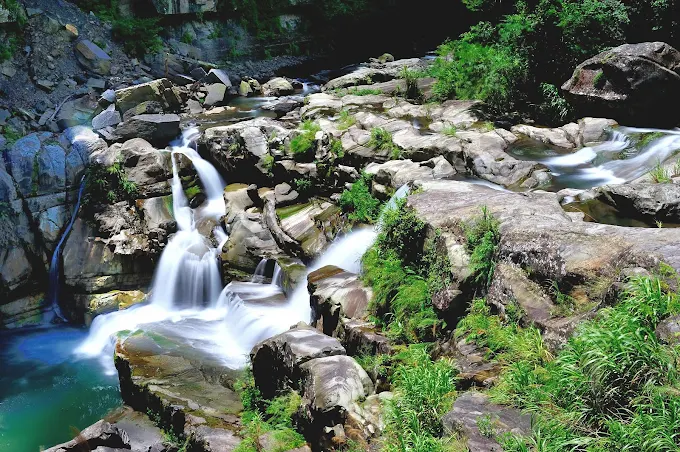 在苗栗海風與山林之間慢慢走進五個景點，從風車日落到瀑布清涼剛剛好
