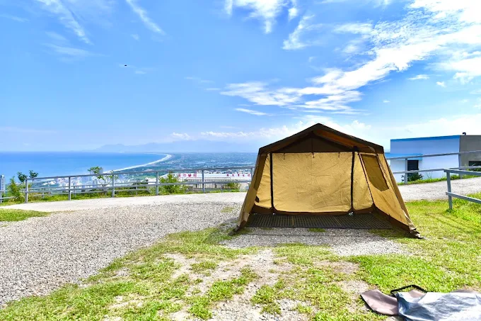 帶著孩子開進苗栗露營車基地，白天放電奔跑、夜晚一起看滿天星光