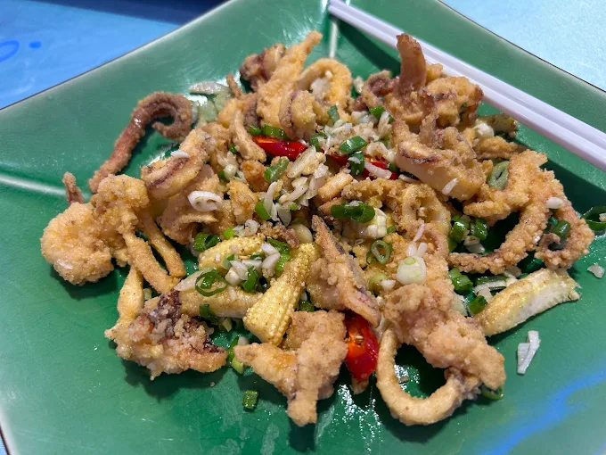 蘇澳御廚海鮮城酥炸花枝，外酥內彈佐以蒜香青蔥
