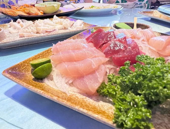 蘇澳御廚海鮮城生魚片拼盤，包含鮪魚、旗魚與白身魚切片
