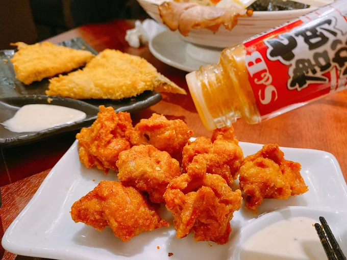 「台中佐原拉麵的酥炸唐揚雞與可樂餅，搭配日式七味粉與沾醬的餐點特寫」
