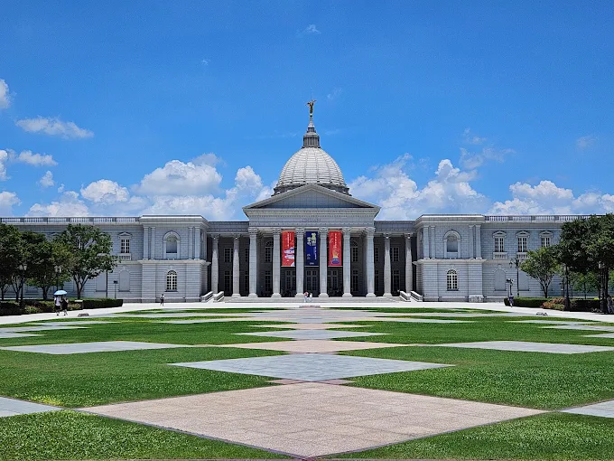奇美博物館宏偉的建築風格與廣闊的綠地，提供旅人一場藝術饗宴