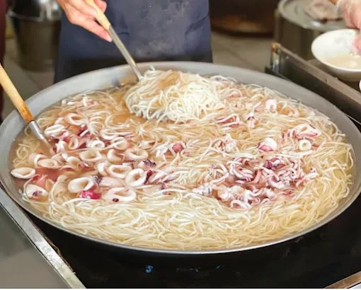 台南國華街排隊美食｜邱家小卷米粉鮮甜湯頭＋Q彈小卷秘訣公開