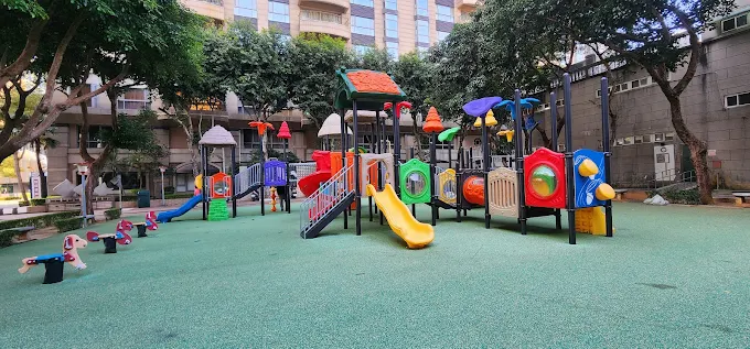 同安親子公園的彩色塑膠滑梯設施與彈跳搖搖馬，提供幼兒安全又豐富的遊玩空間
