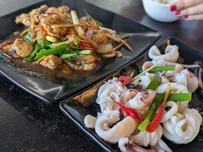 花蓮屋銤海鮮餐廳的清炒小卷與三杯杏鮑菇熱炒料理
