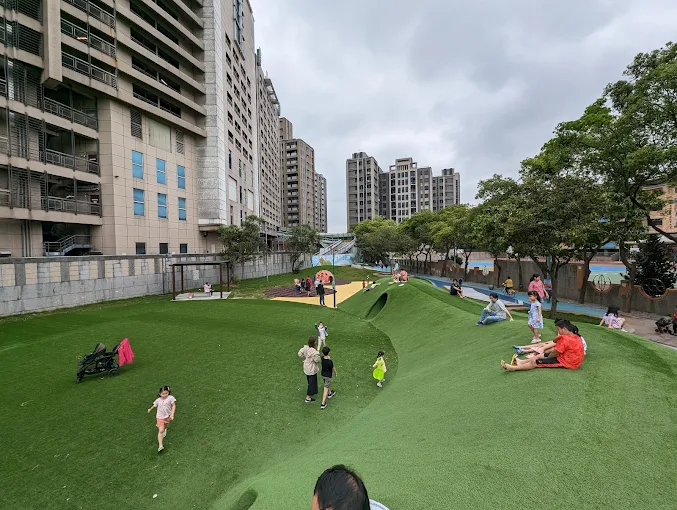 桃園星河親子公園的人工草坡遊戲區，小朋友在草地上奔跑、玩耍，適合放電與戶外活動的免費親子景點
