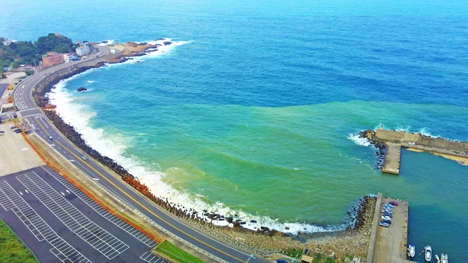 九份陰陽海空拍景觀，藍綠交界的海水清晰可見
