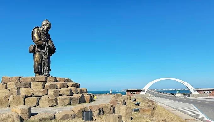 在澎湖西嶼迎著海風走進玄武岩與夕陽之間，一天剛剛好慢下來