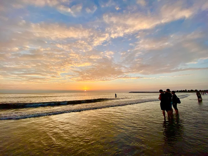 在台南的海風與樹影之間漫步，從四草綠色隧道一路走到漁光島夕色裡