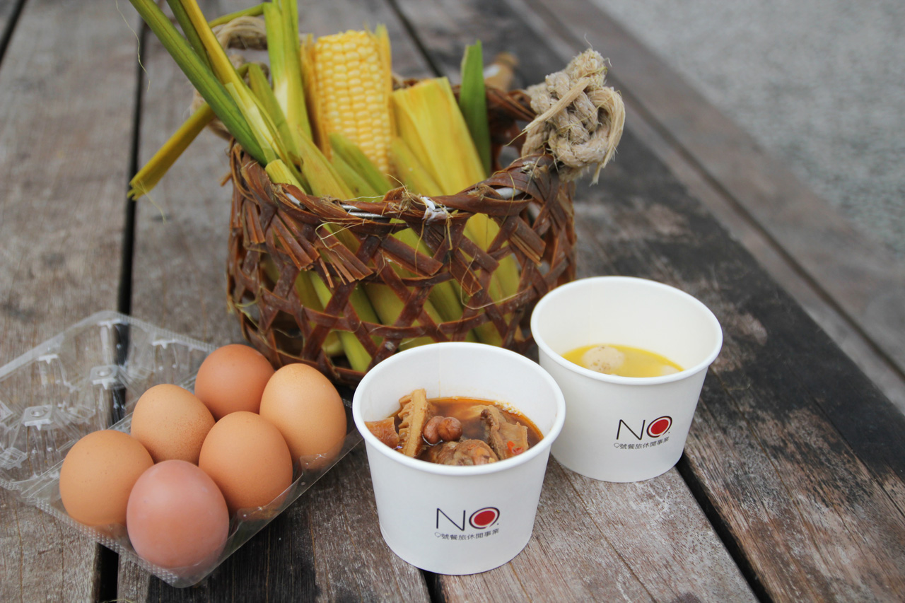 清水地熱公園內的煮食設施與充滿層次的山林美景