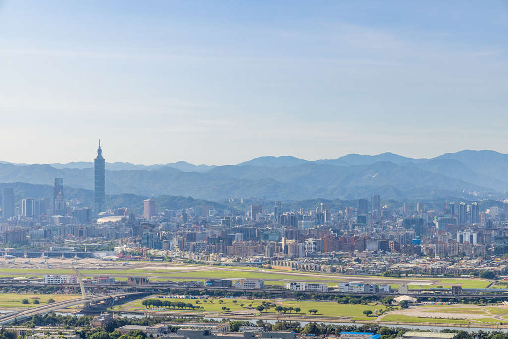 劍潭山老地方飛機觀景台是俯瞰台北美景與觀賞飛機起降的熱門秘境