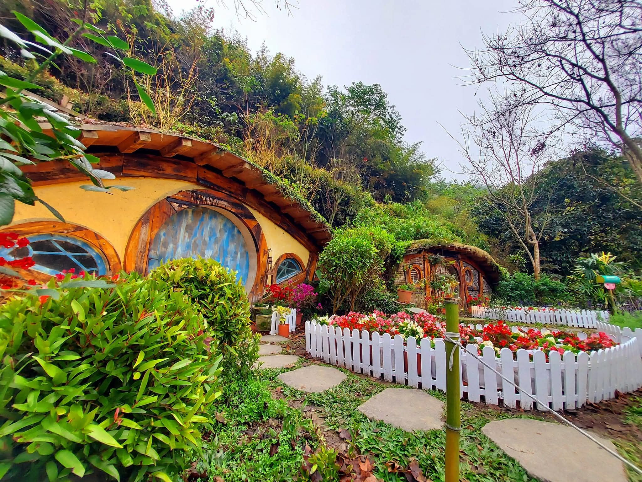 苗栗必去親子景點TOP5｜奇幻哈比丘、湖中日新島、百年隧道超好拍