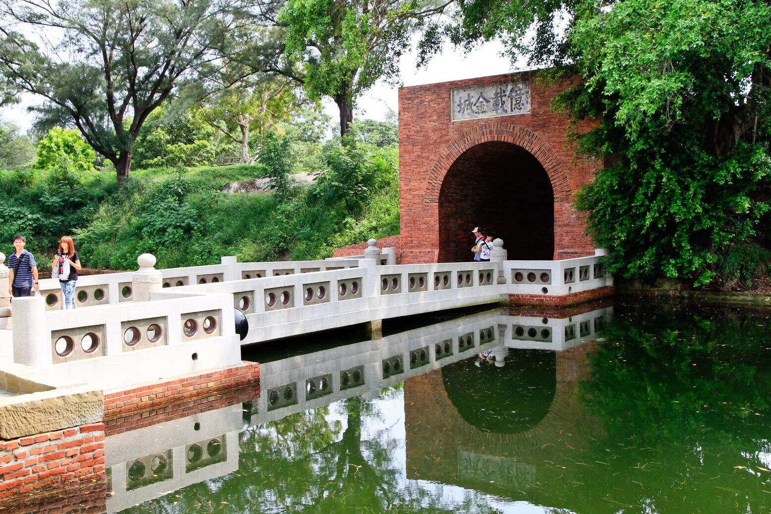 探索台南景點：井仔腳瓦盤鹽田、億載金城與臺南孔廟等更多必訪之地