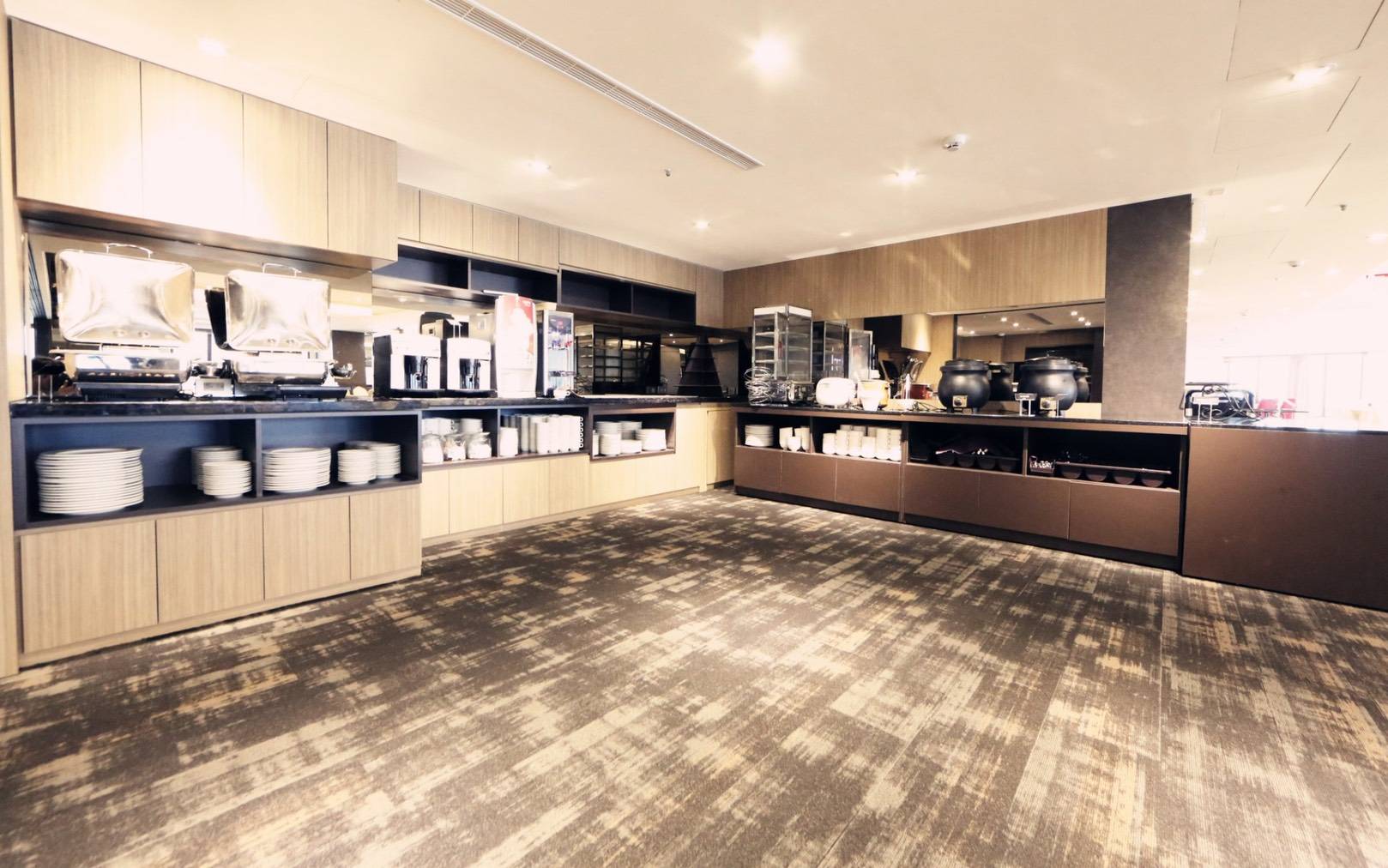 簡潔明亮的雙人客房，給予旅人寧靜休息空間