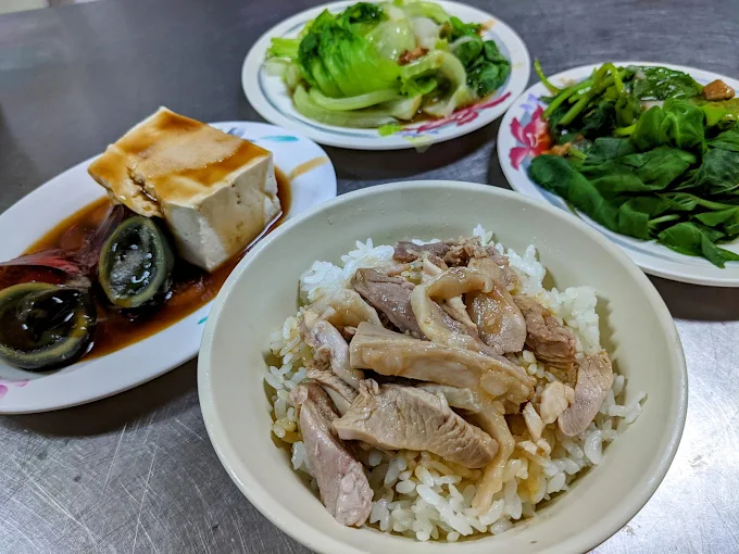 入住嘉義民宿後慢慢走進城市巷弄,夜色與香氣交錯成一段輕柔的旅行記憶