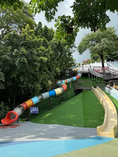 百果山公園升級後的管狀滑梯，結合繽紛配色與安全性，成為孩子的新寵。