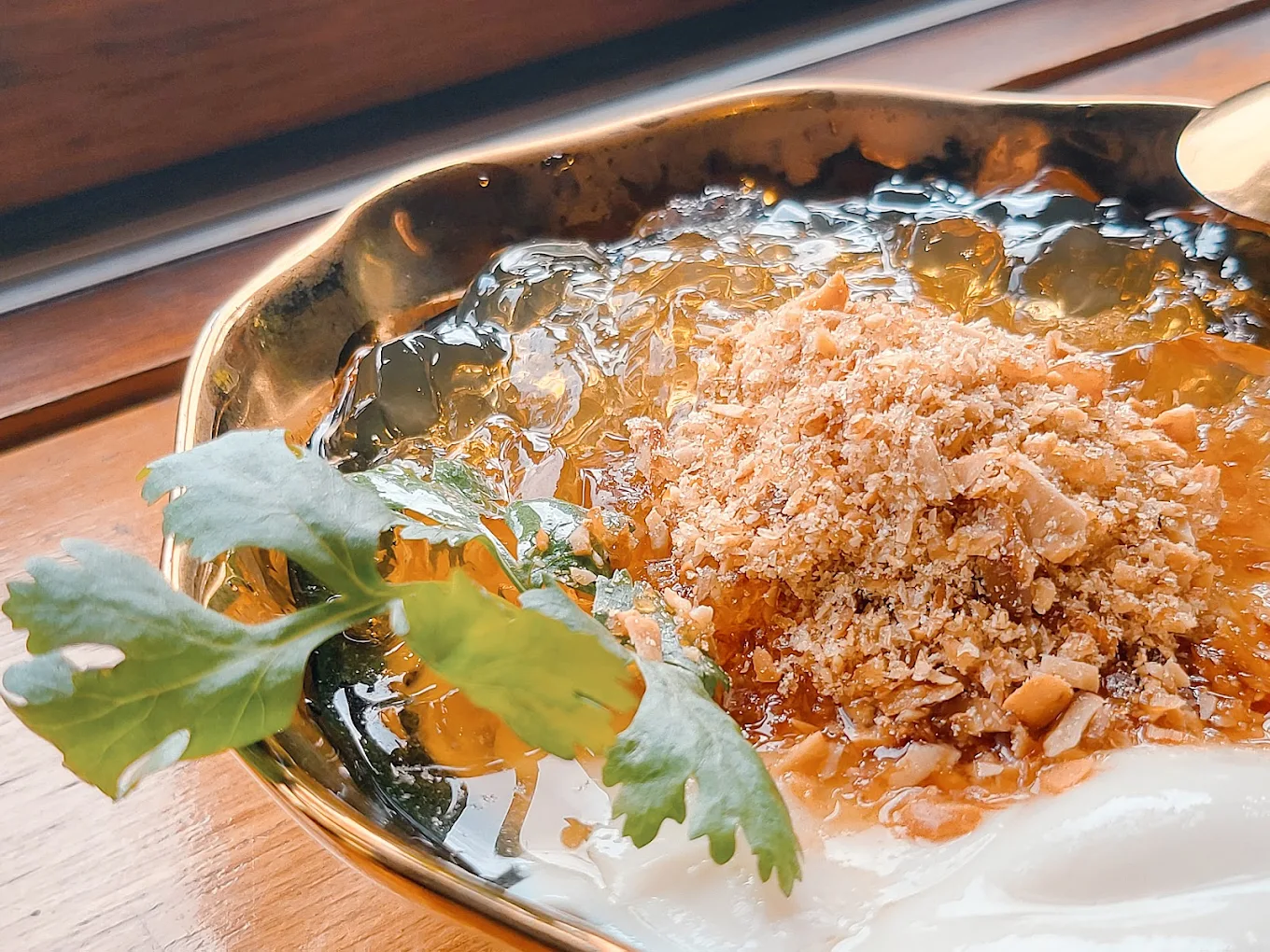 白水豆花搭配粉圓冰與花生粉,擺盤精緻,鋪上香菜點綴的特色甜品