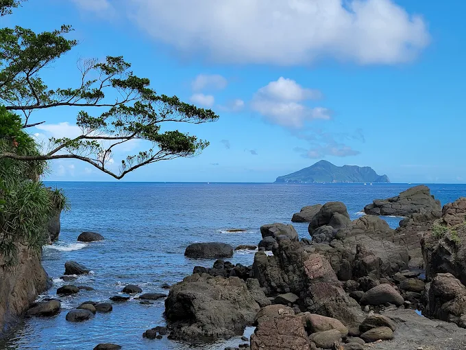 在宜蘭大溪漁港等一場漁船歸來，從拍賣熱鬧走到港邊餐桌的海味時刻