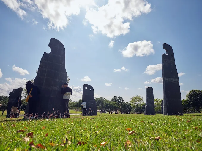 卑南遺址公園內豎立的史前石柱，遊客近距離接觸拍照
