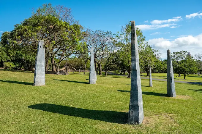 卑南遺址公園中的石柱遺跡，豎立於綠色草地上
