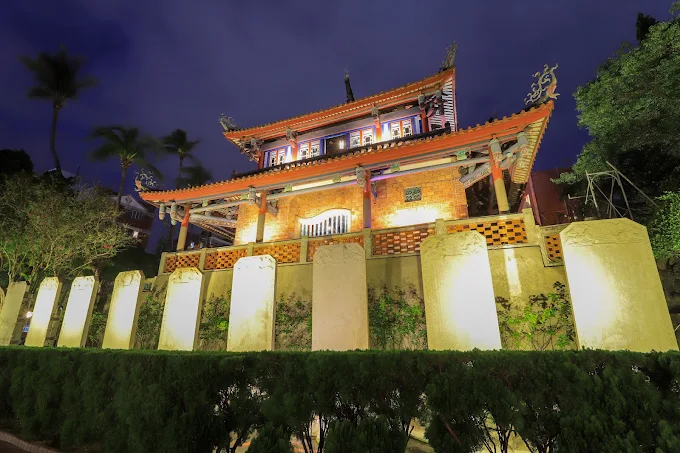 沿著台南赤崁樓紅牆走進傍晚時分,光影落下那一刻古蹟開始有了溫度