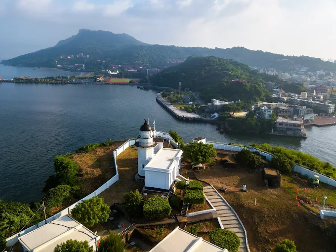 搭上高雄輕軌從哈瑪星站出發，沿著海風慢慢走進旗津燈塔與老街的午後時光