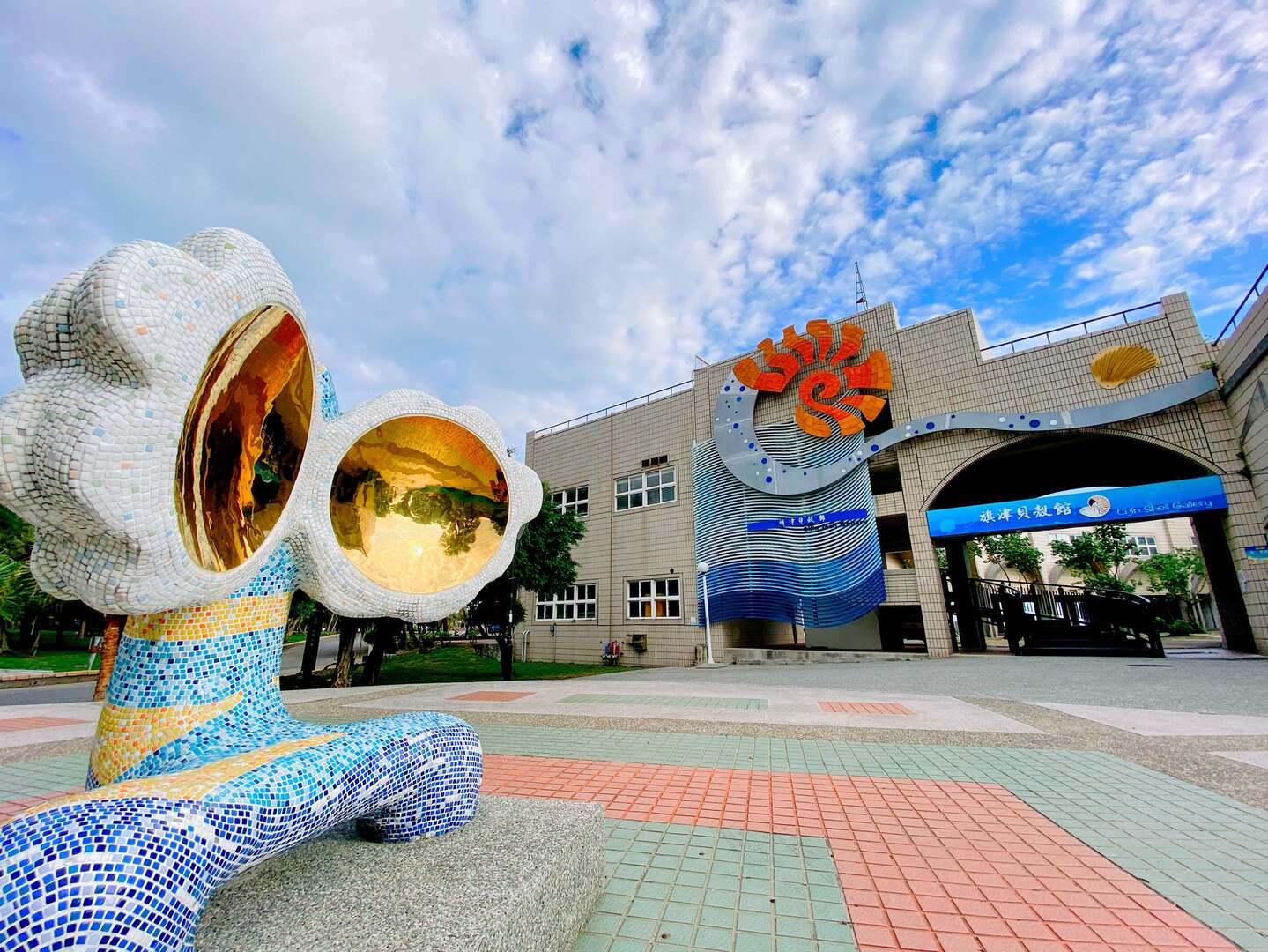 搭上高雄輕軌從哈瑪星站出發，沿著海風慢慢走進旗津燈塔與老街的午後時光