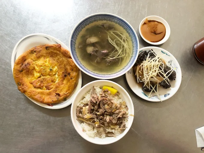 嘉義大林紅燒鴨肉飯套餐,包含鴨肉飯、鴨肉湯、鴨蛋煎、蒸鴨肉與甜點