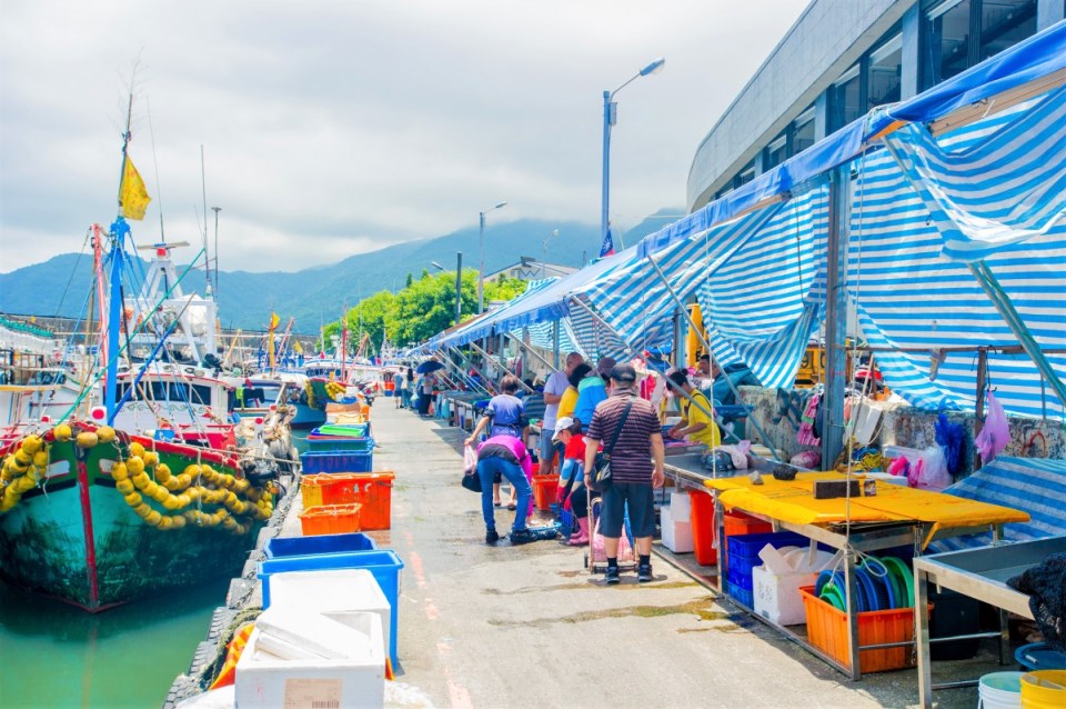 在宜蘭大溪漁港等一場漁船歸來，從拍賣熱鬧走到港邊餐桌的海味時刻