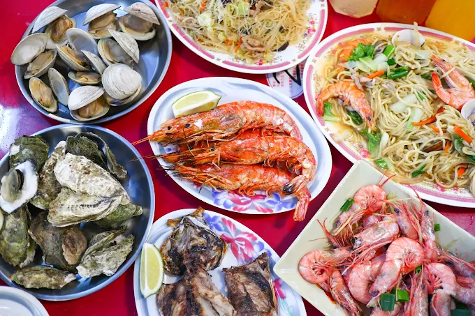 在宜蘭大溪漁港等一場漁船歸來，從拍賣熱鬧走到港邊餐桌的海味時刻