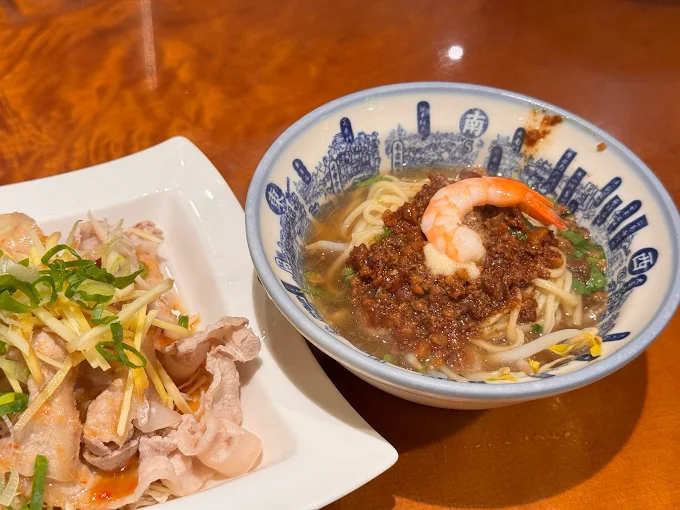 沿著台南赤崁樓紅牆走進傍晚時分,光影落下那一刻古蹟開始有了溫度