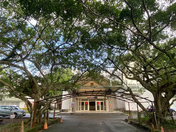 復興青年活動中心外觀，被大樹環繞的入口景色