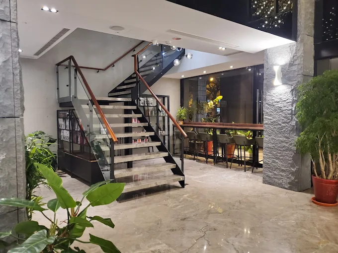 一路往苗栗山林走去住進溫泉民宿,在夜色與蟲鳴裡放掉疲憊