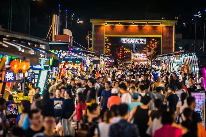花蓮東大門夜市夜間景象，滿滿人潮在美食攤位間穿梭