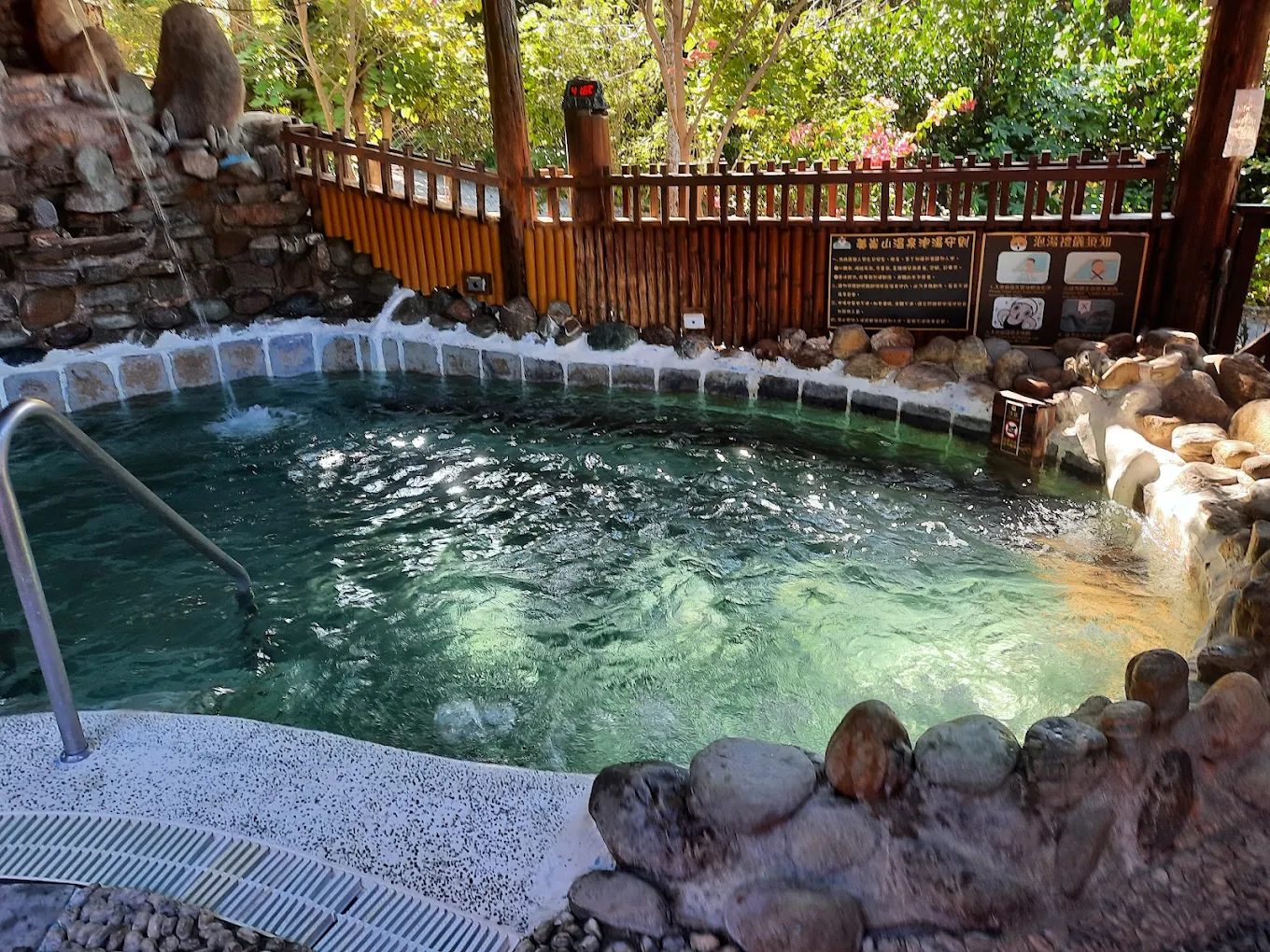 優惠|高雄六龜不老溫泉秘境!美崙山溫泉渡假山莊一泊二食只要 $3,180 起,還能獨享湯屋+山景