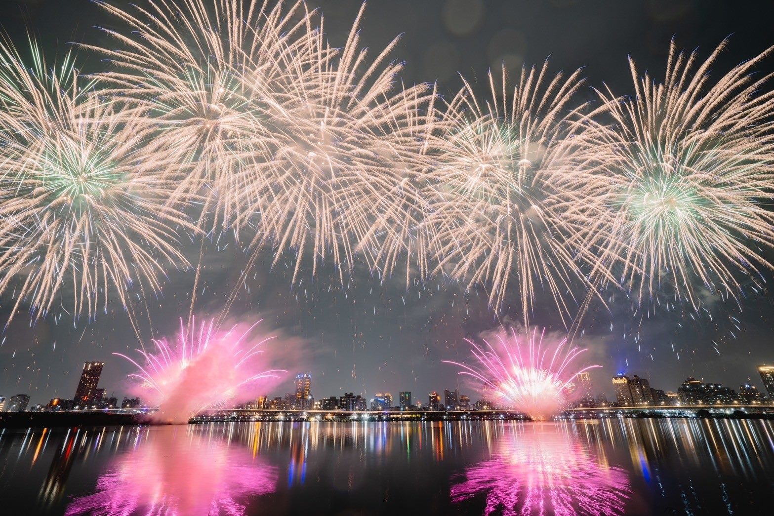 2025大稻埕煙火壓軸登場！三重忠孝碼頭最佳觀賞點、交通攻略一次看