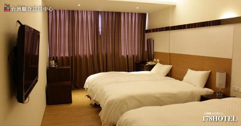 夜晚星空倒映湖面