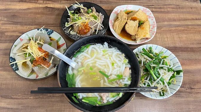 從林蔭走進新北三峽雲森瀑布深處，在清晨水氣與光影之間停下來