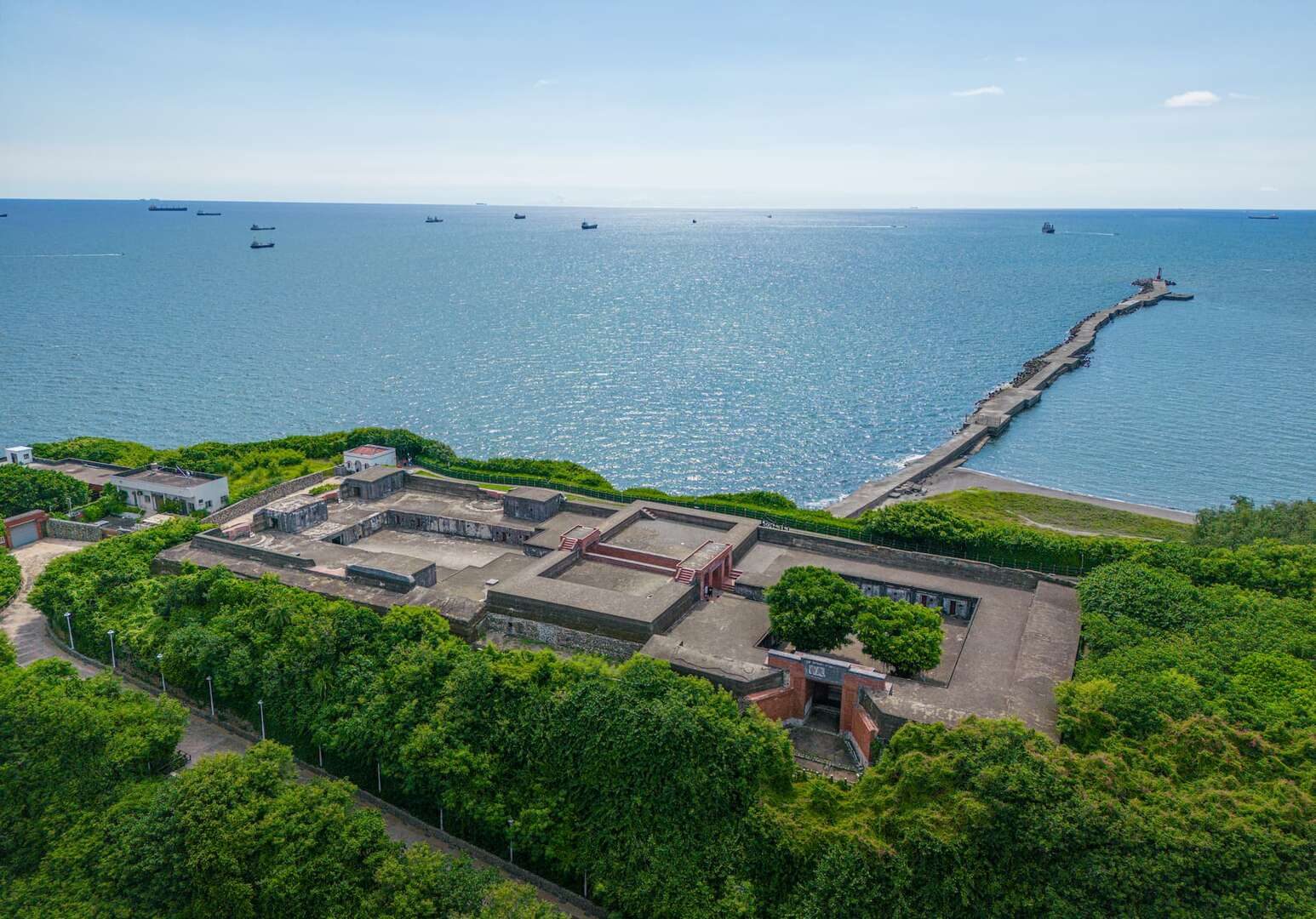 高雄必訪景點 TOP5｜六合夜市、旗津星空隧道、蓮池潭全攻略