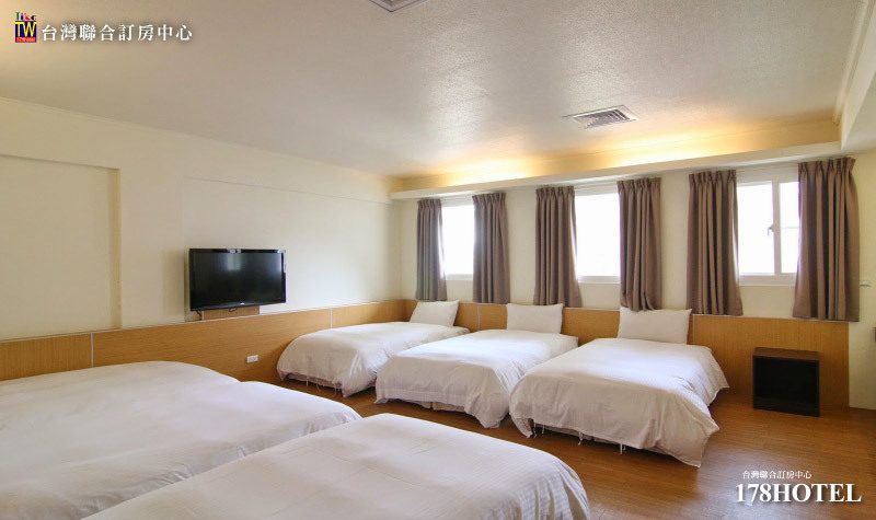 親子在湖邊玩耍