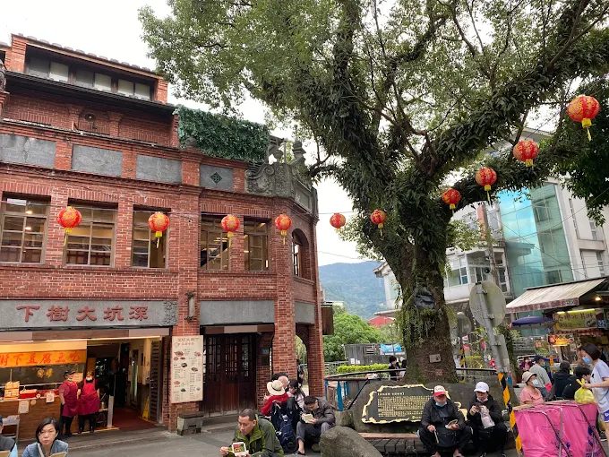 整齊的紅磚建築與潔淨的街道，是深坑老街成功活化後的最佳寫照。