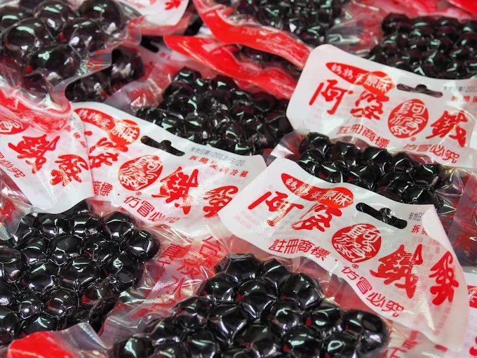 在橘紅色天空下走進淡水老街一邊吃著阿給一邊等日落降臨