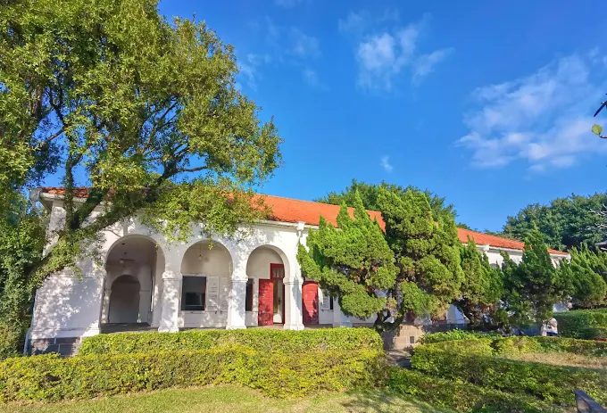 淡水漁人碼頭怎麼玩？情人橋夕陽、夜景美拍與必吃小吃懶人包